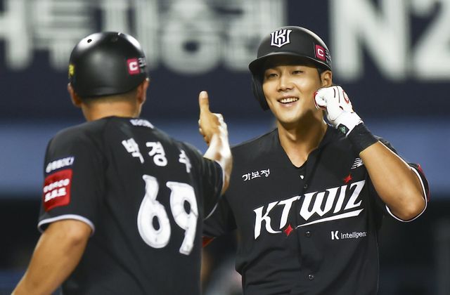 KT 장진혁(오른쪽)이 24일 잠실 두산전에서 8회초 대타로 나서 역전 결승 3점홈런을 쳐내며 팀의 3-1 승리를 이끌었다. 장진혁이 홈런을 쳐낸 뒤 박경수 코치와 하이파이브를 하고 있다. 잠실｜뉴시스