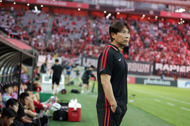 김기동 서울 감독이 24일 서울월드컵경기장에서 열린 울산과 K리그1 홈경기 도중 그라운드를 응시하고 있다. 사진제공｜한국프로축구연맹