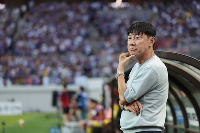 신태용 울산 감독이 24일 서울월드컵경기장에서 열린 서울과 K리그1 원정경기 도중 그라운드를 응시하고 있다. 사진제공 ｜한국프로축구연맹