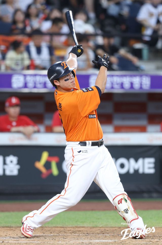 한화 노시환이 24일 대전 한화생명볼파크에서 열린 2025 KBO리그 SSG전 5회말 2사&nbsp;1루 상황에서 좌중간 담장을 넘기는 2점홈런을&nbsp;터트린 뒤 타구를 바라보고 있다. 시즌 24호 홈런을 마크한 노시환은 이제 2년 전에 기록했던 30홈런을 향해 달려간다. 사진제공｜한화 이글스