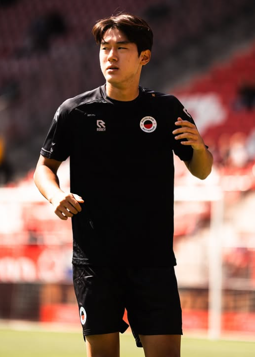 윤도영은 24일(한국시간)&nbsp;스타디온 할헨바르트에서 열린 위트레흐트와 2025~2026시즌 네덜란드 에레디비시&nbsp;3라운드 원정경기에서 0-4로 뒤진 후반 38분 유럽무대 데뷔골을 터트렸다. 투입 7분만에 골을 터트린 데 이어, 후반 막판엔 프리킥으로 상대 골대를 맞추는 장면까지 연출하는 등 강렬한 인상을 남겼다. 사진은 경기 전 워밍업을 하는 모습. 사진출처│엑셀시오르 인스타그램