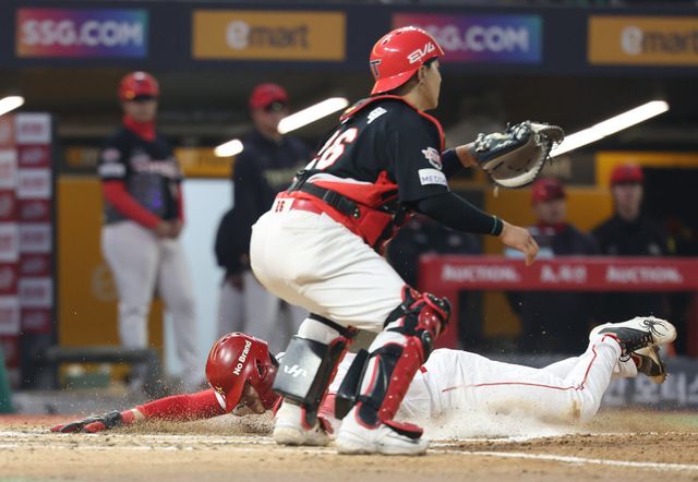 중위권 다툼이 치열하게 전개되는 가운데 26~28일 열릴 3연전에도 관심이 집중되고 있다. 인천에서 KIA(8위)-SSG(3위), 사직에서 KT-롯데(이상 공동 4위), 잠실에서 삼성(7위)-두산(9위)이 맞붙는다. KIA-SSG의 경기 장면. 뉴시스