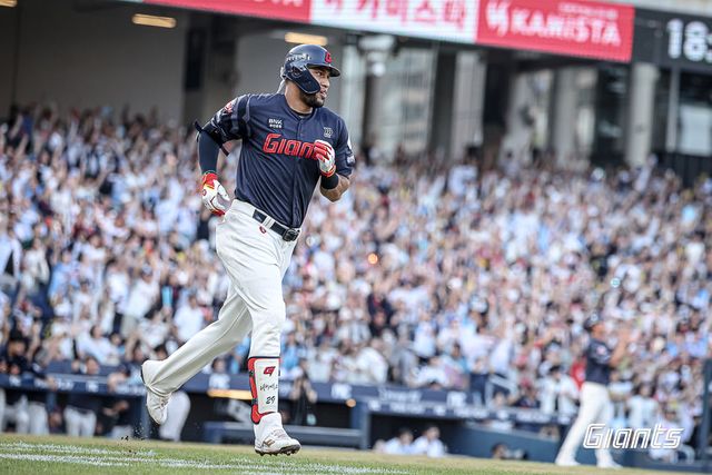 롯데 외국인타자 빅터 레이예스가 24일 창원NC파크에서 열린 NC와 원정경기 3회초 볼넷을 골라낸 뒤, 1루로 걸어가고 있다. 사진제공｜롯데 자이언츠