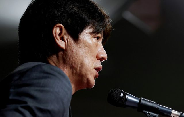 홍명보 축구국가대표팀 감독이 25일 축구회관에서 기자회견을 열고 미국 원정으로 진행될 9월 A매치 2경기에 나설 태극전사 26명을 공개했다. 이 자리에서 홍 감독은 손흥민의 역할과 위치에 변화가 있을 수 있음을 처음 시사해 눈길을 끌었다. 뉴시스