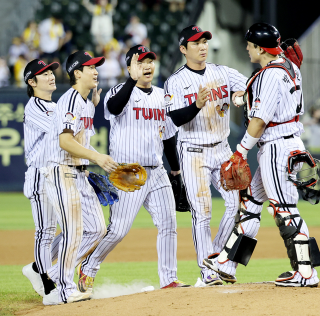 LG는 24일 광주 KIA전에서 2-1로 이기며 6연승을 질주했다. 11연속 위닝시리즈를 장식하며 선두 굳히기에 나섰다. 26일부터는 창원에서 NC와 주중 3연전을 벌인다. LG가 NC를 상대로도 위닝시리즈를 수확하면 KBO 최초로 단일시즌 12연속 위닝시리즈 기록을 만들게 된다. 뉴시스