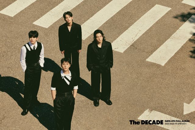 DAY6가 정규 4집 ‘The DECADE’ 단체 콘셉트 포토를 공개하며 10주년 투어와 함께 본격 컴백을 알렸다&nbsp;사진제공 | JYP 엔터테인먼트