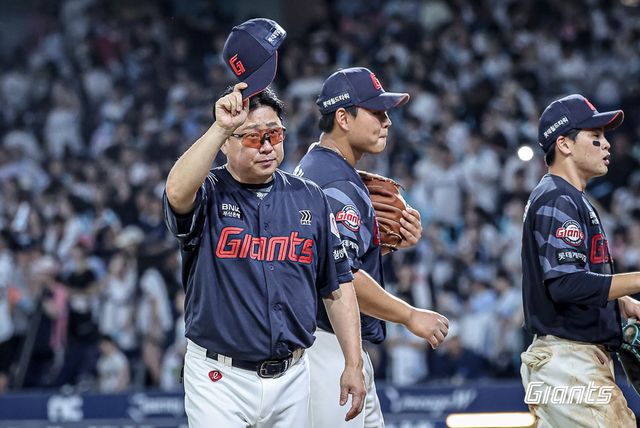 김태형 롯데 감독이 24일 창원NC파크에서 열린 NC전에서 17-5로 승리한 뒤 팬들에게 인사하고 있다. 사진제공｜롯데 자이언츠