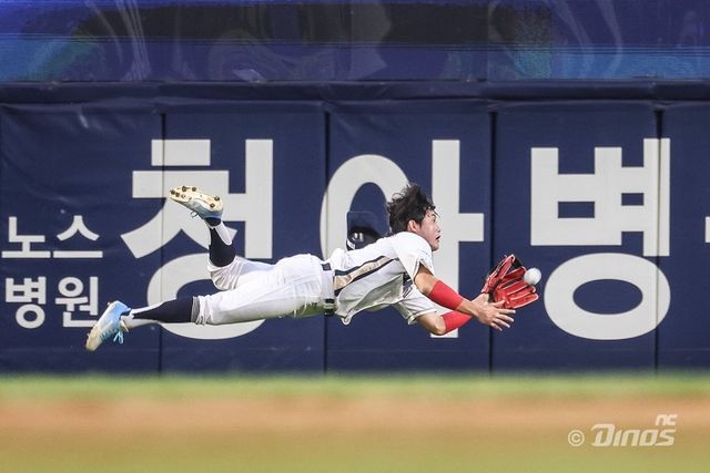 NC 최정원은 누구보다 그라운드에서 간절하다. 이를 원동력으로 데뷔 첫 30도루도 달성했다. 현재는 주전이 목표가 아니다. 순위 싸움을 펼치는 팀에 어떻게든 보탬이 되려는 마음뿐이다. 사진제공｜NC 다이노스