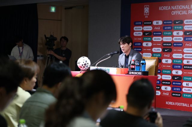 홍명보 축구국가대표팀 감독이 25일 서울 신문로 축구회관에서 9월 미국, 멕시코를 잇달아 상대할 대표팀 명단을 발표하고 있다. 사진제공｜대한축구협회