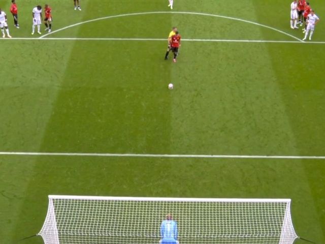 브루노 페르난데스는 25일(한국시간) 풀럼과의 원정경기 전반 41분 비디오판독(VAR)&nbsp;확인 끝에 얻어낸&nbsp;PK를&nbsp;준비하던 순간 뒷걸음질 치다가&nbsp;우연치 않게&nbsp;주심 크리스 카바나와 충돌했다. 페르난데스는 이후 실축한 뒤 카바나에게 항의했다. 풀럼-맨체스터 유나이티드 경기화면 캡처