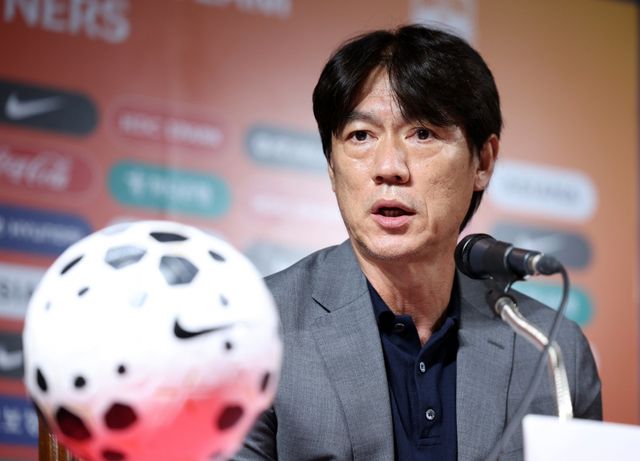 홍명보 축구국가대표팀 감독이 25일 축구회관에서 기자회견을 열고 미국 원정으로 진행될 9월 A매치 2경기에 나설 태극전사 26명을 공개했다. 이 자리에서 홍 감독은 손흥민의 역할과 위치에 변화가 있을 수 있음을 처음 시사해 눈길을 끌었다. 뉴시스