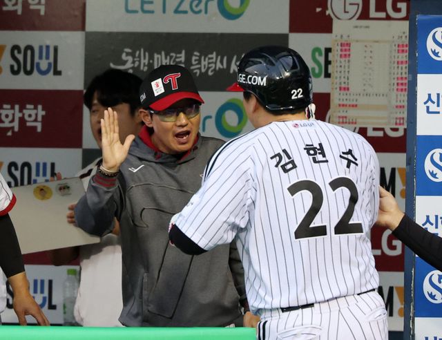 LG 염경엽 감독(왼쪽)과 김현수. 뉴시스