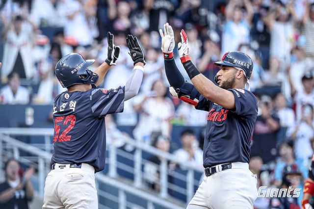 롯데 외국인타자 빅터 레이예스(오른쪽)가 24일 창원NC파크에서 열린 NC와 원정경기 1회초 결승 선제 3점홈런을 친 뒤 노진혁과 손뼉을 마주치고 있다. 사진제공｜롯데 자이언츠