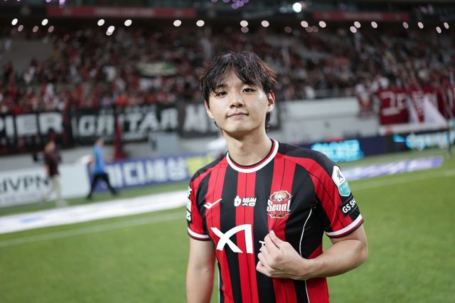 서울 황도윤이 24일 서울월드컵경기장에서 열린 울산과 K리그1 홈경기에서 결승골을 터트리며 팀을 승리로 이끈 뒤 엠블럼을 들어보이며 미소짓고 있다. 사진제공｜한국프로축구연맴ㅇ