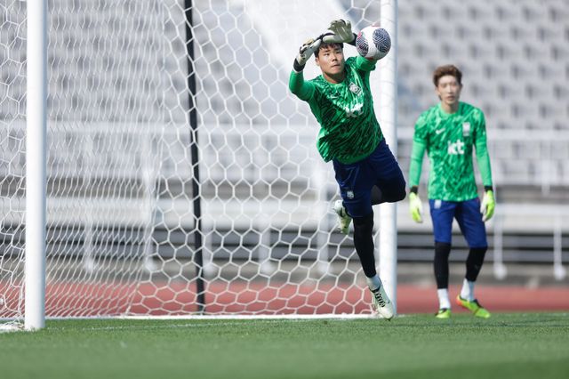 대표팀 골키퍼 송범근이 중국과 북중미월드컵 아시아 2차 예선 홈경기를 앞둔 지난해 6월 고양종합운동장에서 진행된 훈련을 소화하고 있다. 그는 지난해 9월을 끝으로 잠시 자취를 감췄으나 홍명보 감독의 부름을 받아 9월 미국 원정 명단에 포함됐다. 사진제공｜대한축구협회