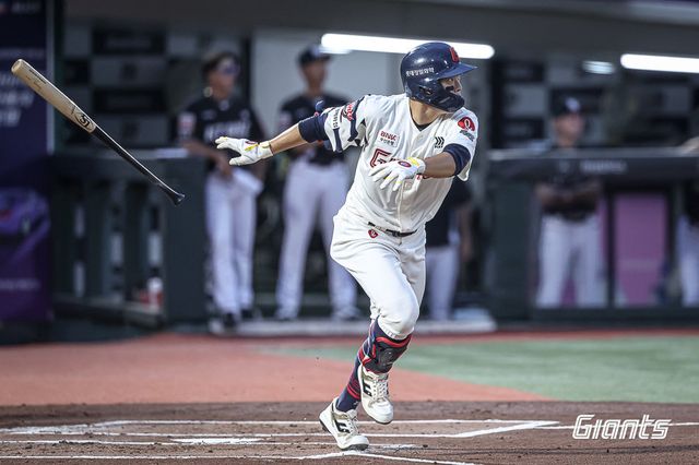 롯데 박찬형이 26일 사직구장에서 열린 KT와 홈경기에 리드오프 3루수로 선발출전해 1회말 좌중간을 가르는 2루타를 치고 있다. 사진제공｜롯데 자이언츠