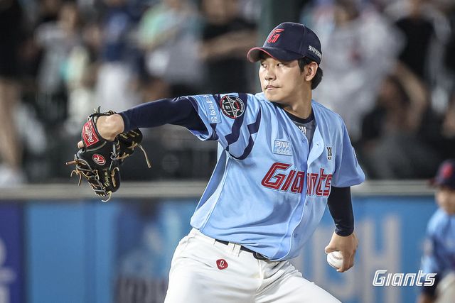 김태형 롯데 감독은 최근 부진으로 1군 엔트리에서 말소된 좌완 필승조 홍민기에게 “죽이 되든 밥이 되든 부딪혀야 한다”고 강조했다. 홍민기와 함께 퓨처스리그에서 재정비 중인 구승민, 한현희는 9월 확대 엔트리 승선을 노려야 할 전망이다. 사진제공｜롯데 자이언츠