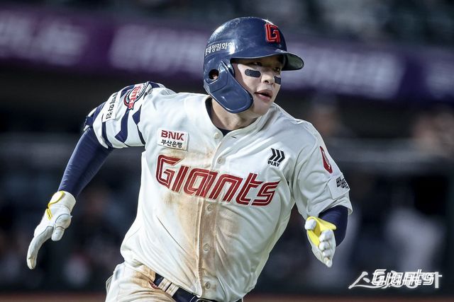 롯데 이호준이 26일 사직구장에서 열린 KT와 홈경기 4회말 역전 결승 1타점 2루타를 친 뒤 타구를 보며 달리고 있다. 롯데는 이호준의 활약에 힘입어 KT를 4-3으로 꺾고 단독 4위에 올랐다. 사진제공｜롯데 자이언츠