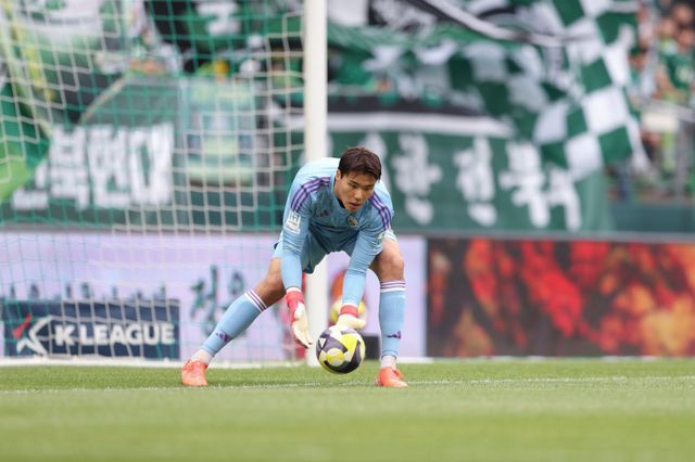 송범근은 지난해 9월을 끝으로 태극마크를 달지 못했으나 9월 미국 원정을 앞두고 대표팀에 복귀했다. 홍명보 감독은 전북의 선두 레이스를 이끌며 K리그1에서 가장 인상적인 활약을 펼치는 송범근을 꾸준히 지켜봤다. 사진제공｜한국프로축구연맹