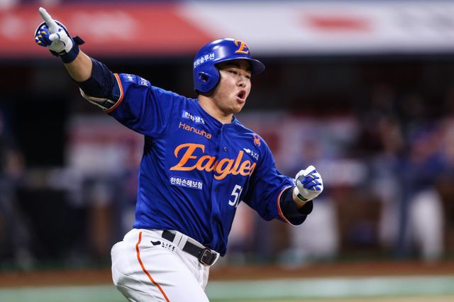 한화 문현빈이 26일 고척 키움전에서 9회초 선두타자로 나와 우월 솔로홈런을 때린 뒤 세리머니를 하고 있다. 문현빈의 9회초 홈런포를 앞세운 한화가 키움을 최종 3-1로 꺾고 3연승을 질주했다. 사진제공｜한화 이글스