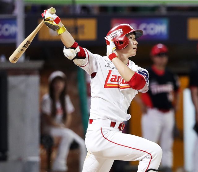 SSG 박성한은 26일 인천 KIA와 홈경기에서 1번타자 유격수로 선발출전했다. 2번의 주루사를 딛고 4회말 빅이닝을 이끄는 2타점 2루타를 쳐 연패 탈출을 이끌었다. 사진제공｜SSG 랜더스