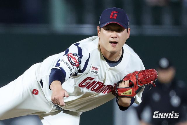 롯데 나균안이 26일 사직구장에서 열린 KT와 홈경기에 선발등판해 역투하고 있다. 롯데는 나균안의 6이닝 2실점 역투에 힘입어 KT를 4-3으로 꺾고 단독 4위에 올랐다. 사진제공｜롯데 자이언츠