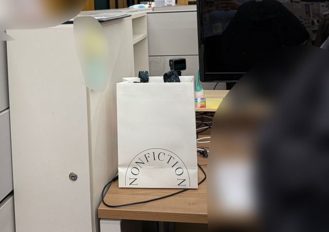 키움 송성문이 25일 자신이 직접 준비한 선물 200개를 고척돔 구단 사무실 직원들 자리에 가져다 놓은 모습. 사진제공｜키움 히어로즈