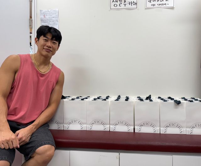 키움 송성문이 25일 고척돔에서 자신이 직접 준비한 선물 200개와 함께 사진을 찍고 있다. 키움과 비FA 다년계약을 체결한 송성문은 구단 구성원에게 감사함을 전하기 위해 휴식일인 월요일에 출근해 직접 선물을 전달했다. 사진제공｜키움 히어로즈