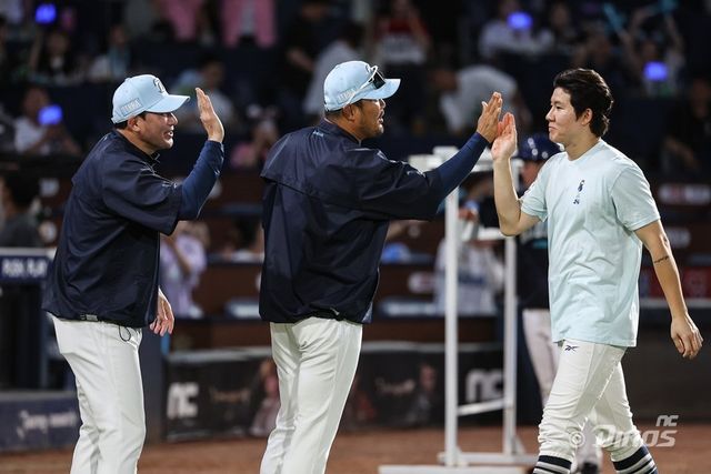 NC 박민우(오른쪽)는 후반기 득점권 상황에서 부담감을 느끼고 있다. 그는 재밌게 야구하며 팀의 가을야구 경쟁에 힘을 보탤 것을 약속했다. 사진제공｜NC 다이노스