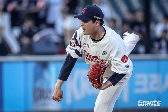 롯데 나균안이 26일 사직구장에서 열린 KT전에 선발등판해 역투하고 있다. 사진제공｜롯데 자이언츠