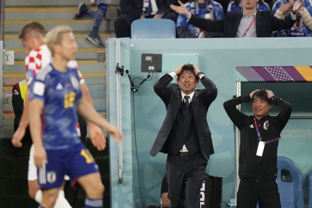 모리야스 하지메 일본축구대표팀 감독(오른쪽 2번째)은 최근 유럽파 선수들의 줄부상에 머리가 아프다. 이들 대다수가 수비수라 뒷문 약화가 불가피해졌다. 그러나 이 또한 다양한 선수를 기용할 수 있는 기회라며 긍정적인 마음가짐을 보였다. AP뉴시스