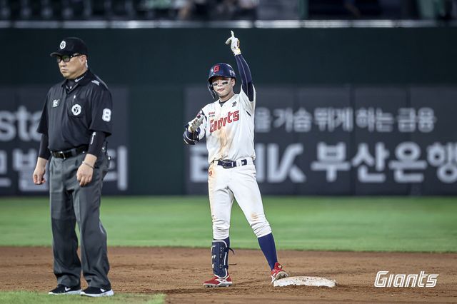 롯데 이호준이 26일 사직구장에서 열린 KT와 홈경기 4회말 역전 결승 1타점 2루타를 친 뒤 덕아웃을 향해 세리머니를 펼치고 있다. 사진제공｜롯데 자이언츠