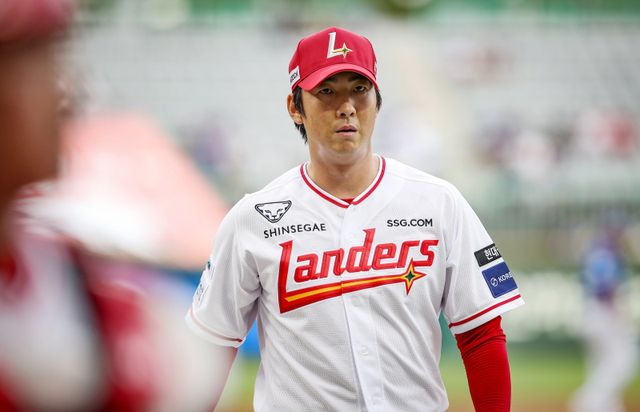 SSG 문승원은 26일 인천 KIA와 원정경기에서 4이닝 4실점으로 흔들렸다. 그는 올 시즌 기복 있는 투구를 펼치며 부진을 이어가고 있다. 사진제공｜SSG 랜더스