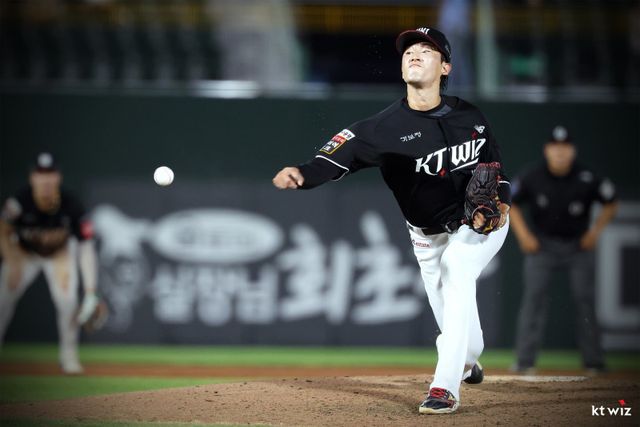 KT 에이스 고영표가 27일 사직구장에서 열린 롯데전에 선발등판해 역투하고 있다. 사진제공｜KT 위즈