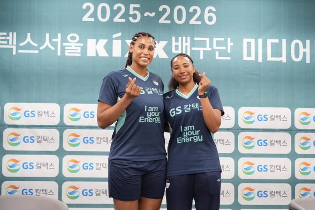 V리그 여자부 GS칼텍스의 새 시즌 키플레이어는 아시아쿼터 아웃사이드 히터 레이나(오른쪽)다. 그가 주포 실바(왼쪽)의 공격 부담을 덜어주면 GS칼텍스는 4시즌만의 봄배구 무대 진출 가능성을 높일 수 있다. 사진은 26일 26일 GS칼텍스 청평체육관에서 열린 ‘2025~2026 GS칼텍스 배구단 미디어데이’에서 인터뷰를 마친 뒤 기념촬영을 하는 모습. 사진제공│GS칼텍스 배구단