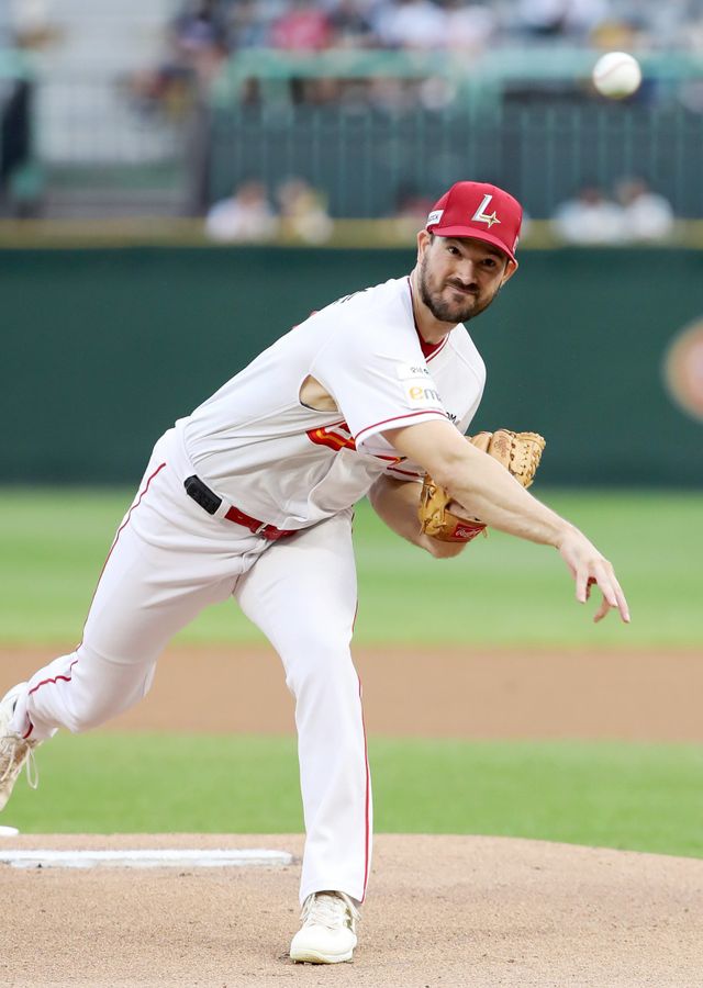 SSG 드류 앤더슨은 27일 인천 KIA와 홈경기에서 선발등판해 KBO리그 최소 이닝(139이닝) 200탈삼진 신기록을 썼다. 그는 6이닝 무실점으로 호투했으나 팀은 0-4로 패했다. 사진제공｜SSG 랜더스