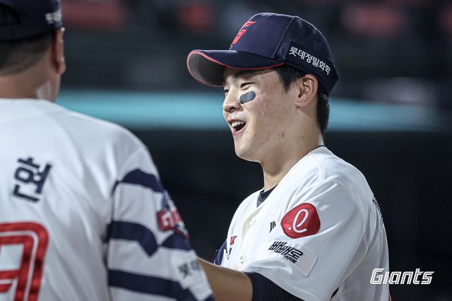 롯데 박찬형이 26일 사직구장에서 열린 KT와 홈경기 도중 호수비를 펼친 뒤 동료들의 환영을 받고 있다. 사진제공｜롯데 자이언츠