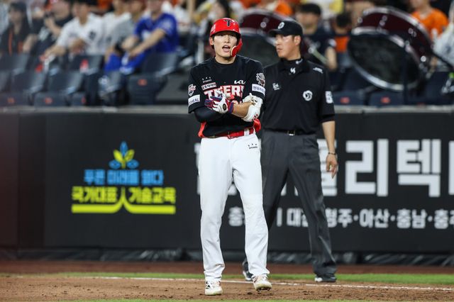 KIA 김호령(왼쪽)은 프로 데뷔 11년 만에 주전으로 도약했지만, 여전히 그는 욕심이 없다. 개인 성적과 타이틀보다 팀 성적이 우선이다. 사진제공｜KIA 타이거즈