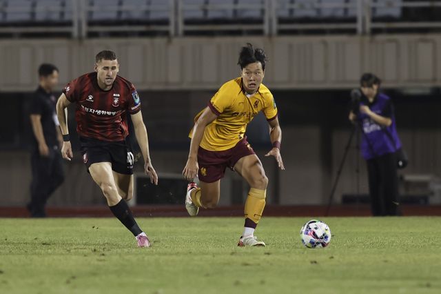 광주 조성권(오른쪽)이 27일 부천종합운동장에서 열린 부천과 코리아컵 준결승 2차전 원정경기에서 갈레고를 따돌리고 드리블을 하고 있다. 2-1 역전승을 거둔 광주는 1, 2차전 합계 2승을 거둬 창단 첫 코리아컵 결승 진출에 성공했다. 사진제공│대한축구협회