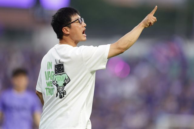 이정효 광주 감독은 27일 부천종합운동장에서 열릴 부천과 코리아컵 준결승 2차전 원정경기를 앞두고 결승 진출 욕심을 감추지 않았다. 2022년 부임 후 K리그1 승격, ACLE 8강 진출 등 숱한 역사를 쓴 그는 구단에 창단 첫 결승 진출을 넘어 우승을 안기겠다는 의지를 보였다. 사진제공│한국프로축구연맹