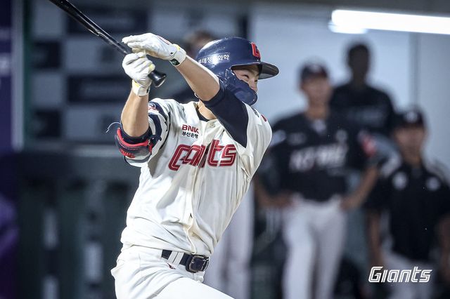 롯데 박찬형이 26일 사직구장에서 열린 KT와 홈경기 도중 안타를 치고 있다. 사진제공｜롯데 자이언츠