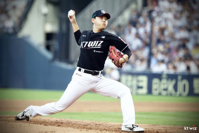 KT 소형준이 24일 잠실구장에서 열린 두산전에 선발등판해 역투하고 있다. 사진제공｜KT 위즈