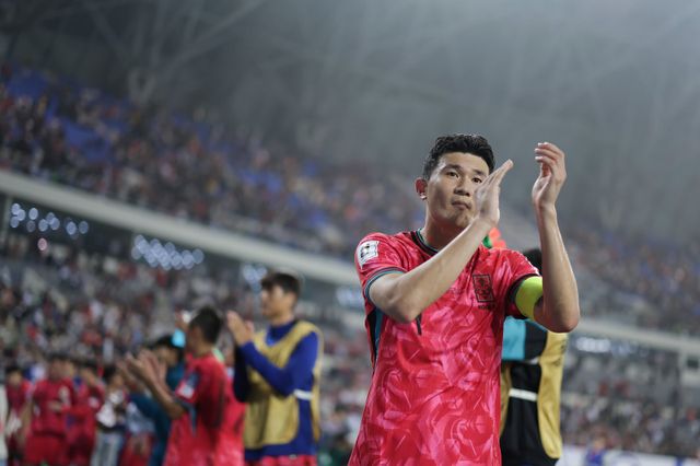 손흥민의 부담을 덜기 위한 축구국가대표팀의 리더십 교체가 핵심 이슈로 등장한 가운데 김민재가 차기 주장으로 거론되고 있다. 사진제공｜대한축구협회