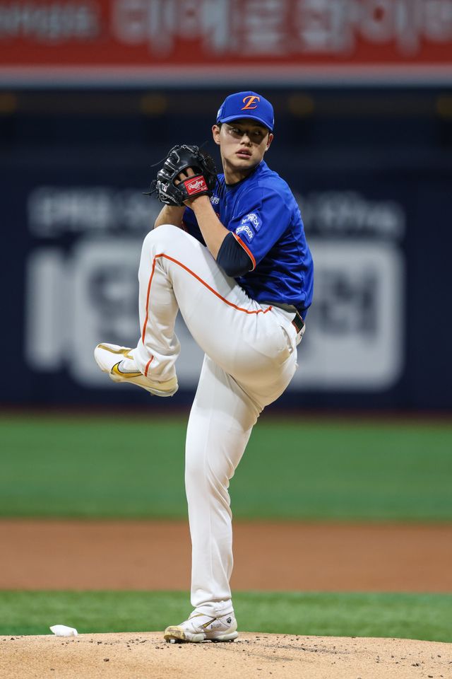 한화 문동주가 27일 고척 스카이돔에서 열린 2025 KBO리그 키움전에 선발등판해 힘차게 공을 던지고 있다. 문동주는 6이닝 7탈삼진 1실점(비자책) 호투로 팀의 3-1 승리를 이끌며 시즌 10번째 개인 승리를 수확했다. 사진제공｜한화 이글스