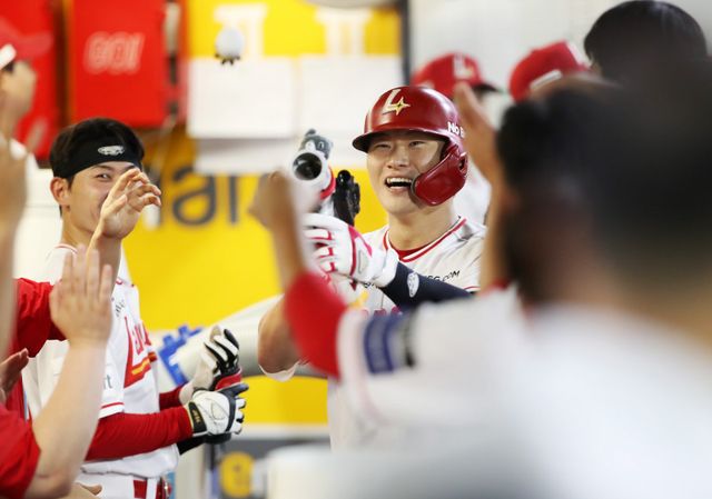 SSG 류효승(가운데)은 26일 인천 KIA와 홈경기에서 생애 첫 멀티홈런을 터트렸다. 그는 팀의 거포 유망주로 많은 기대를 받고 있다. 사진제공｜SSG 랜더스