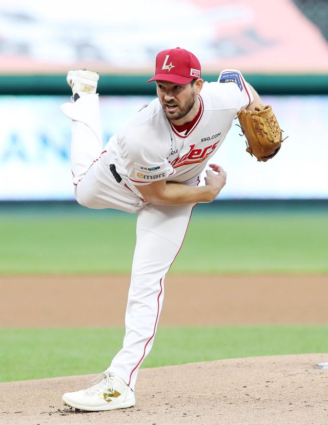 SSG 드류 앤더슨은 27일 인천 KIA와 홈경기에서 선발등판해 KBO리그 최소 이닝(139이닝) 200탈삼진 신기록을 썼다. 그는 6이닝 무실점으로 호투했으나 팀은 0-4로 패했다. 사진제공｜SSG 랜더스