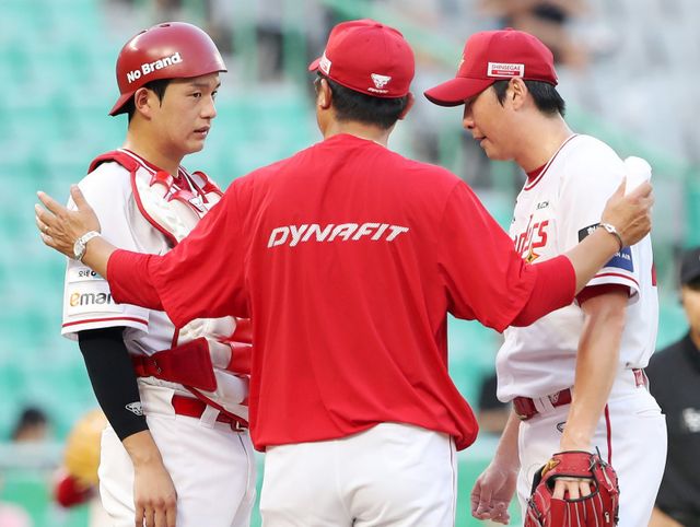 SSG 문승원(오른쪽)은 26일 인천 KIA와 원정경기에서 4이닝 4실점으로 흔들렸다. 그는 올 시즌 기복 있는 투구를 펼치며 부진을 이어가고 있다. 사진제공｜SSG 랜더스