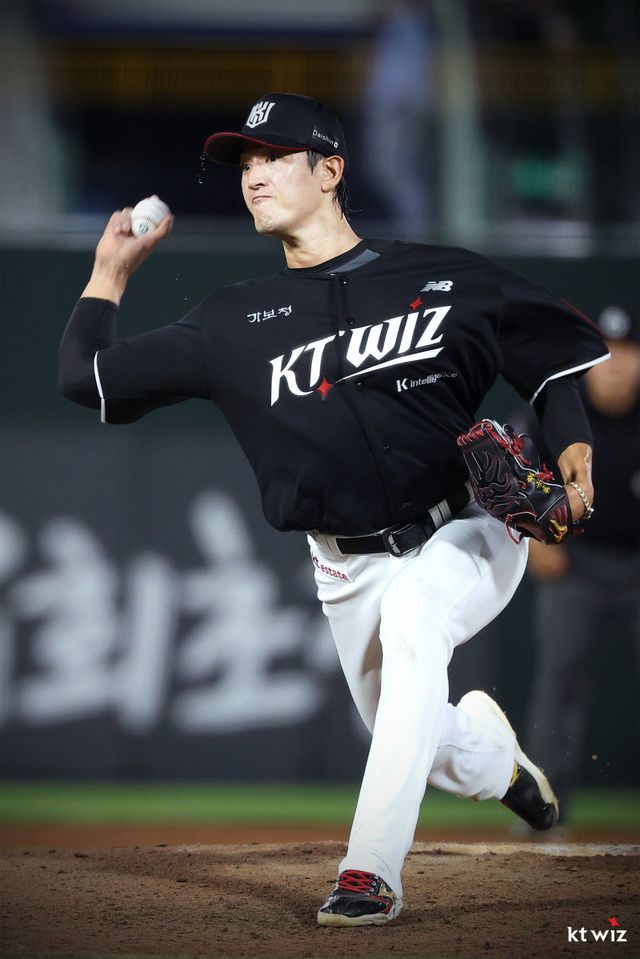 KT 에이스 고영표가 27일 사직구장에서 열린 롯데전에 선발등판해 역투하고 있다. KT는 고영표의 6이닝 1실점 역투에 힘입어 롯데를 7-2로 제압했다. 사진제공｜KT 위즈
