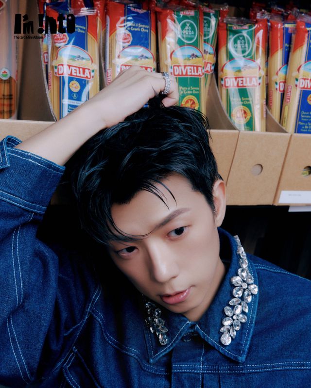 장우영이 미니 3집 ‘I’m into‘ 마지막 티저 이미지를 공개하며 감각적이면서도 쓸쓸한 무드로 초가을 컴백을 예고했다 사진제공 | JYP 엔터테인먼트