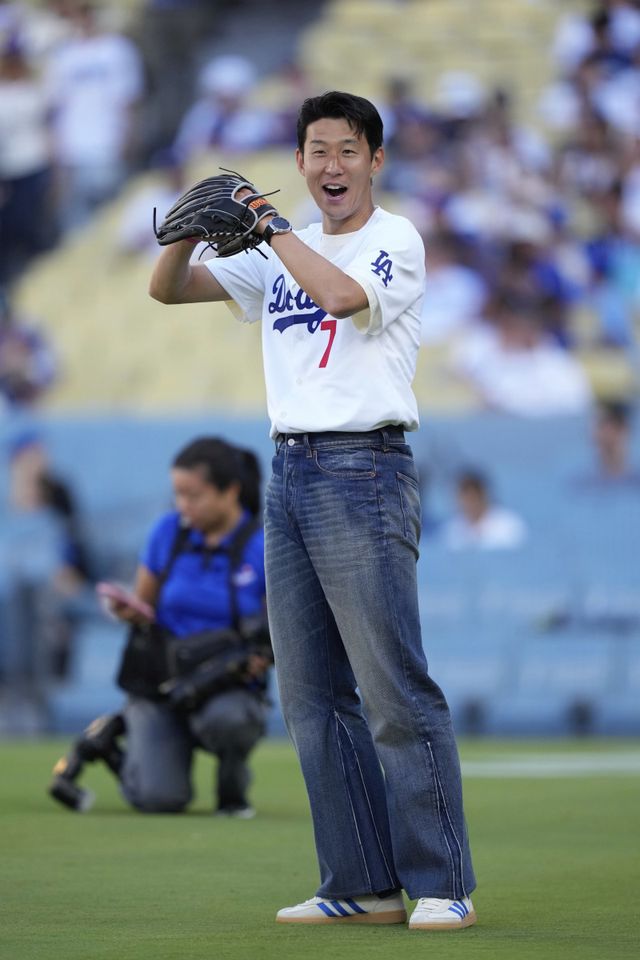 손흥민이&nbsp;28일(한국시간)&nbsp;다저스타디움에서 열린 신시내티-다저스의 MLB 정규시즌 경기에 앞서 시구 연습을 하고 있다. MLS에 순조롭게 적응했고 MLB에서도 시구를 하며 글로벌 스포츠스타의 위상을 인정받았다. LA│AP뉴시스